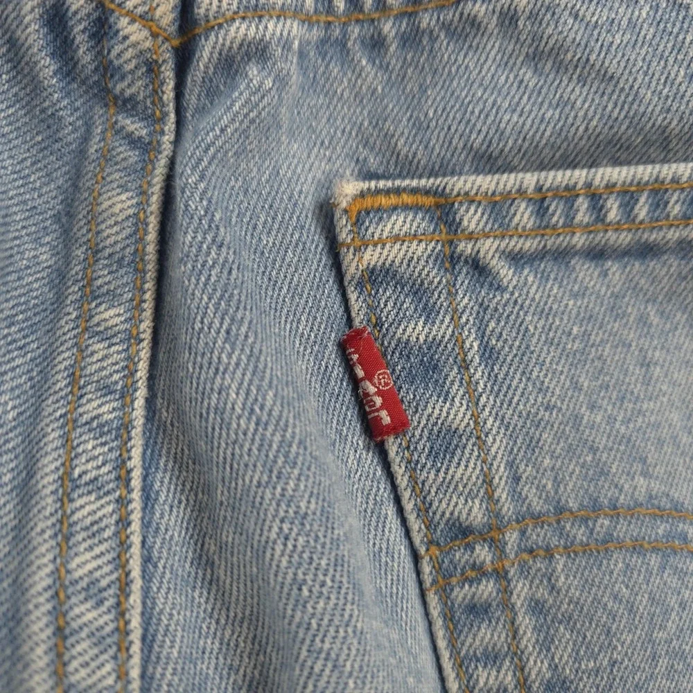 Vintage Levis Jeans Mens 32x32 Light Blue Denim 501 Button Fly Made USA 90s